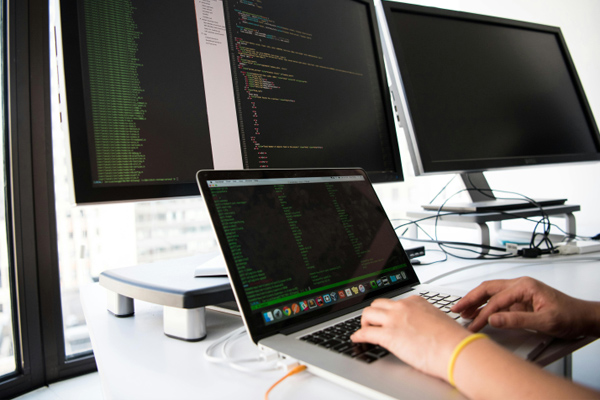 被罵了六年，卻成二手香餑餑：iPhone 12，最矛盾的蘋果旗艦