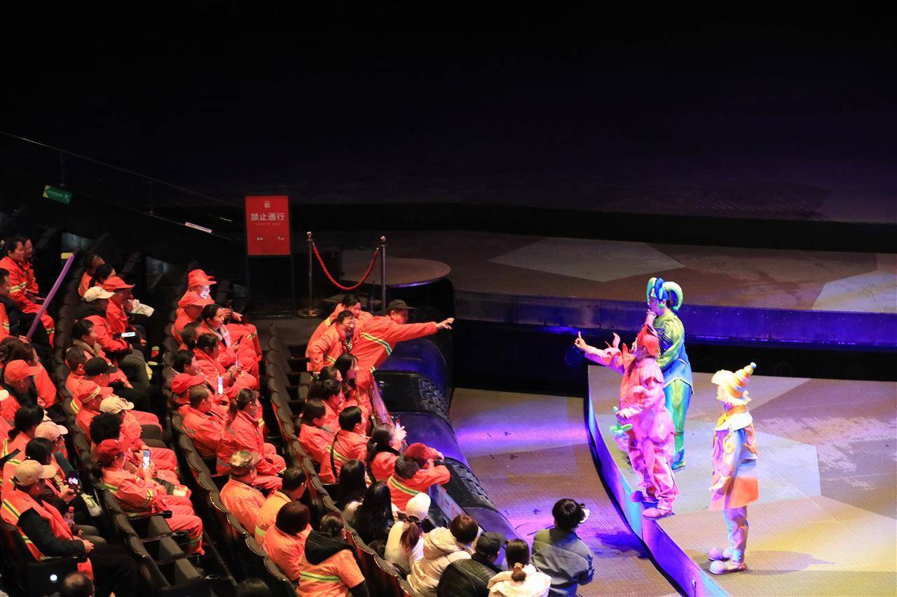 致敬城市美容師：武漢2000名環衛工人沉浸式感受漢劇《水秀》藝術魅力