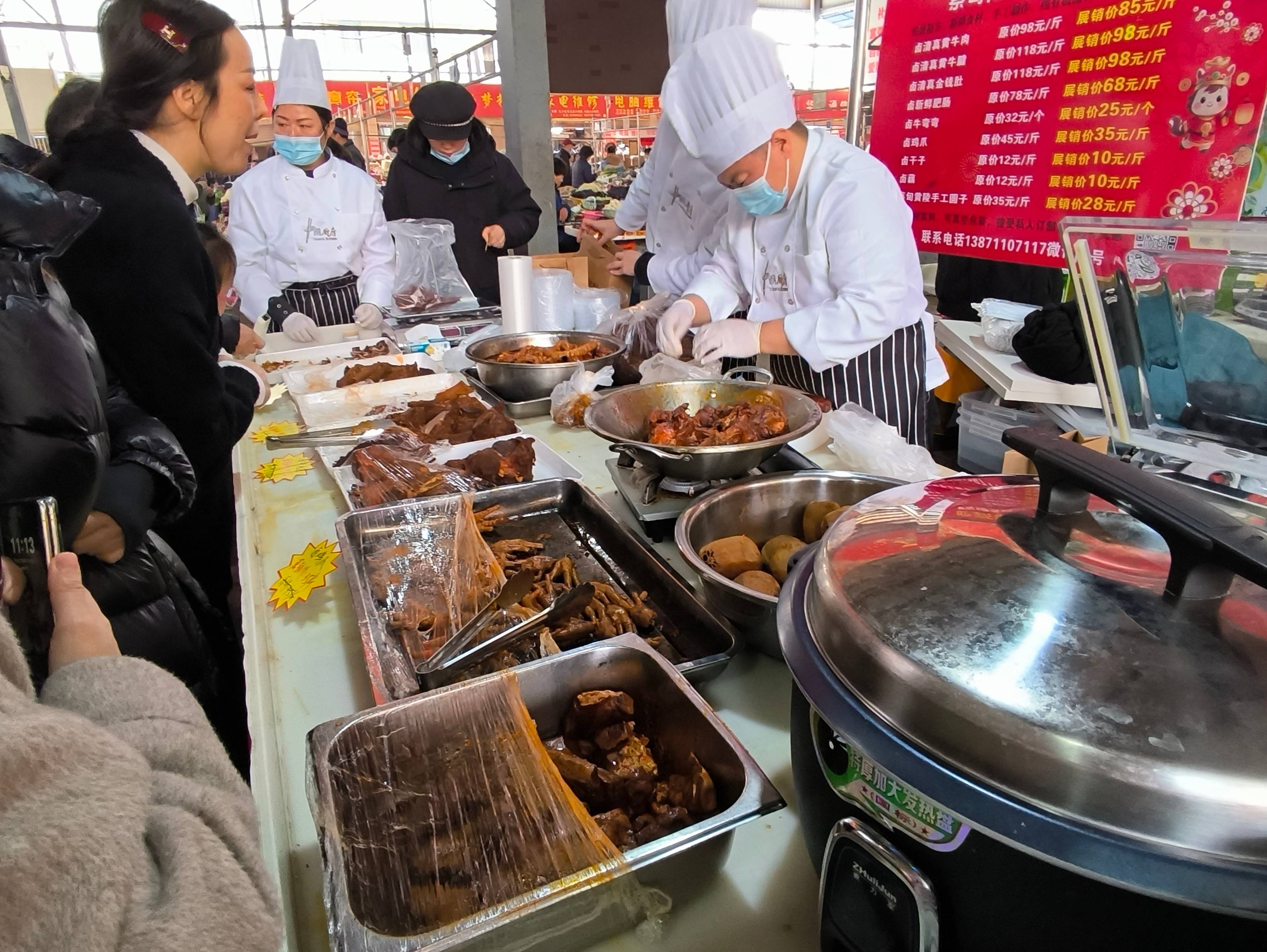 華中科技大學舉辦年貨節：學校餐廳自制近千斤手工臘味，眾多師生把“大學味道”帶回家