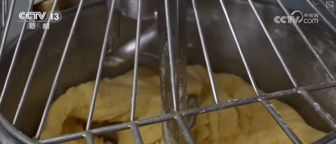 消費市場開啟“年味模式” 傳統美食改良煥新