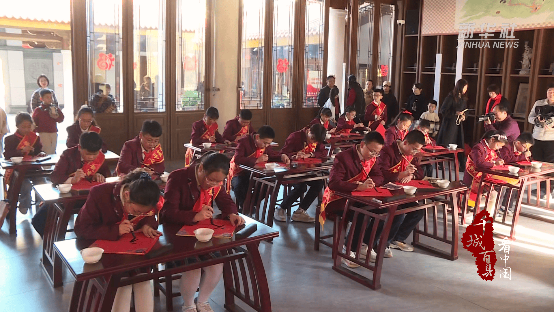 千城百縣看中國｜福建永春：書法家潑墨送福