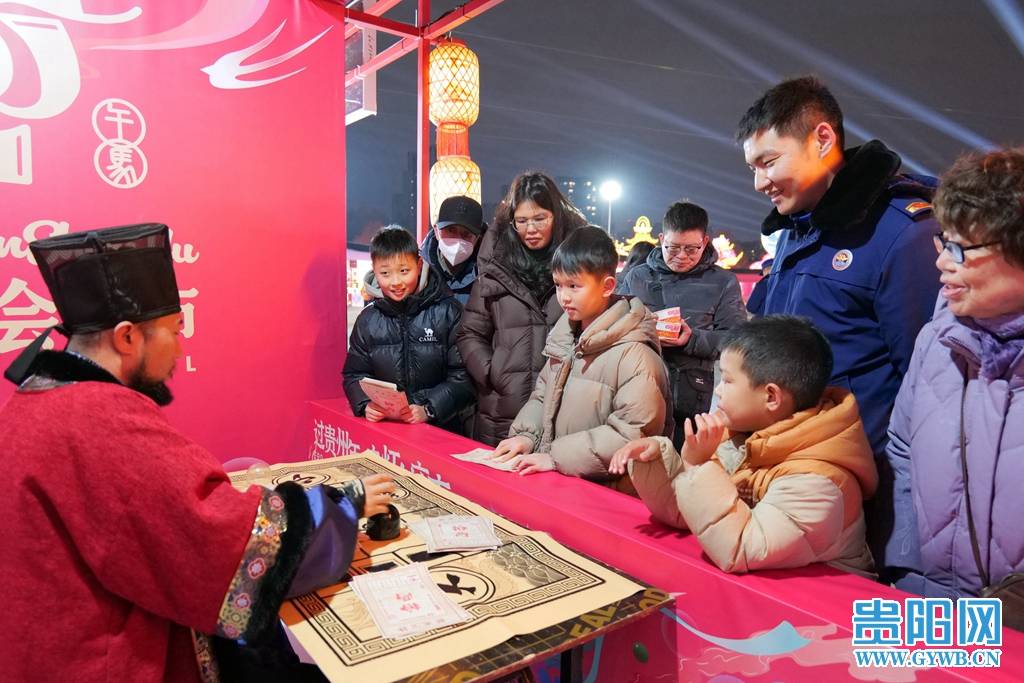 品美食、做遊戲、觀彩燈……貴陽觀山湖燈會廟市人氣旺