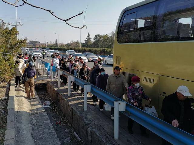 春節我在崗｜鄭州交警快速處置大巴拋錨 48名旅客平安轉運
