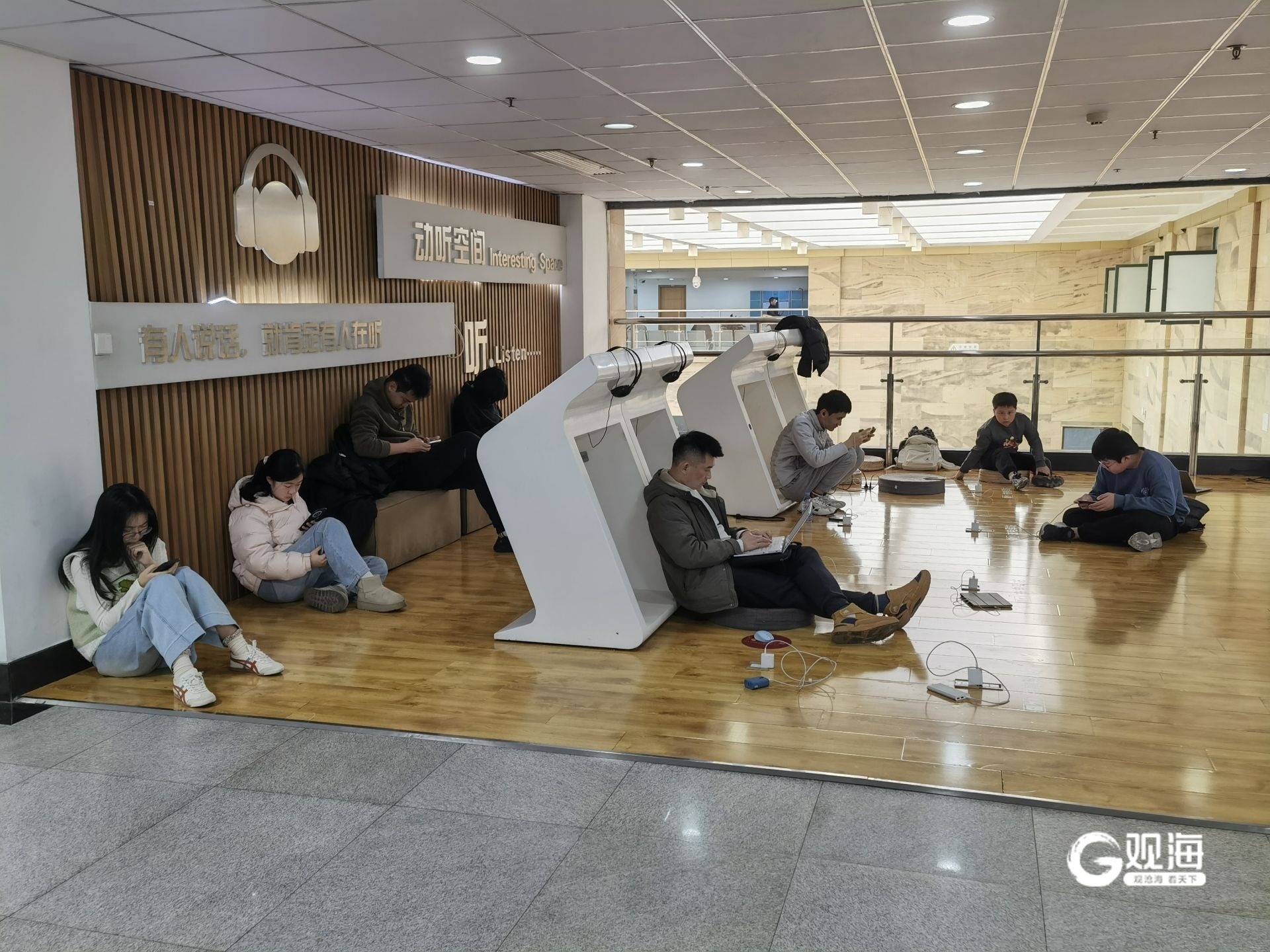 圖書館裡，青島市民讀者“充電”迎新春