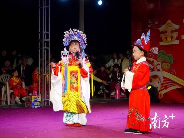 時代的年味｜“00後”大學生回鄉接棒辦“村晚”