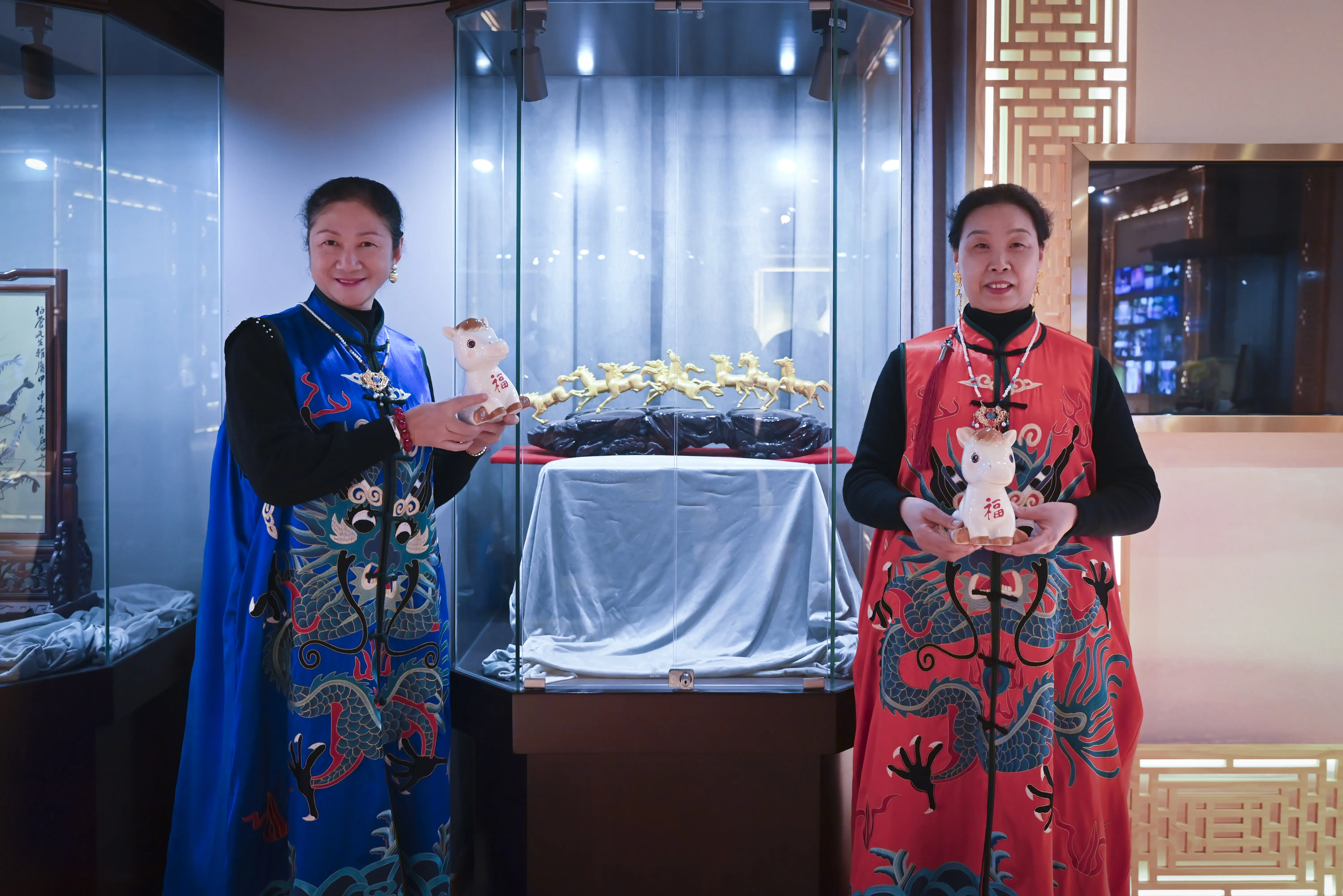 原創[文化揚州]歡天喜地迎馬年！當刺繡華服邂逅非遺與書畫