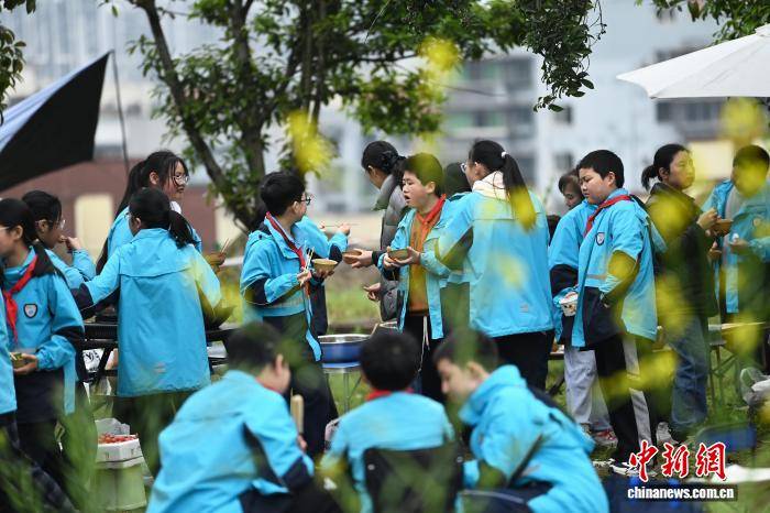 燙火鍋吃燒烤 重慶小學生樂享校園野炊時光