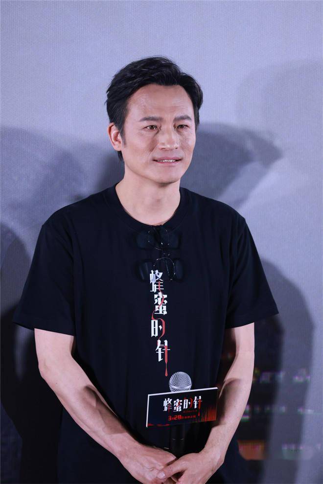 《蜂蜜的針》北京首映 袁泉寧靜談女性角色關係