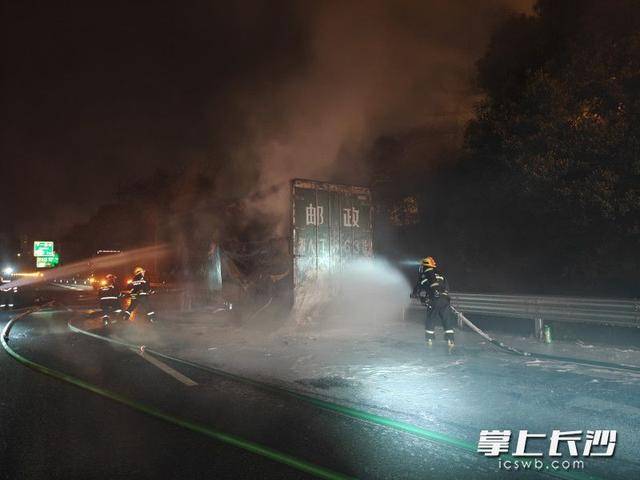 原創車輛出現“狀況”，長沙縣消防快速處置