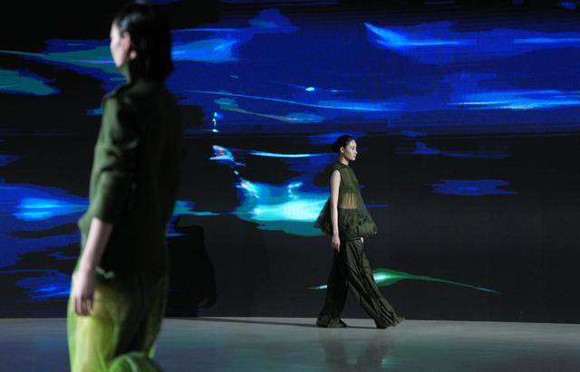 “時尚100”秀演走進央美美術館，“光禾作用”系列展示女性力量